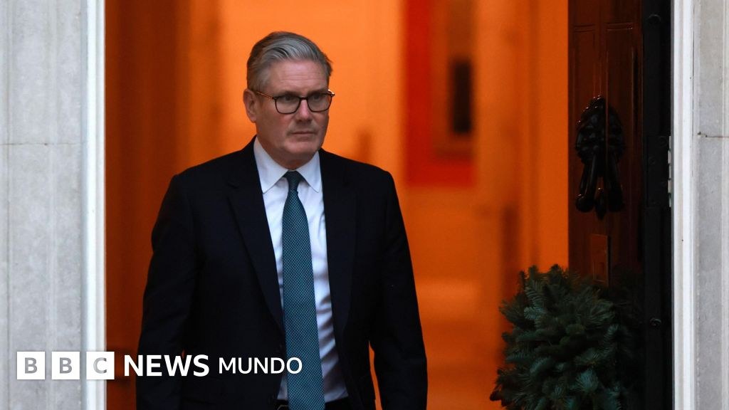 Cómo Keir Starmer pasó de tener una victoria electoral aplastante en Reino Unido a renunciar menos de dos años después de asumir como primer ministro